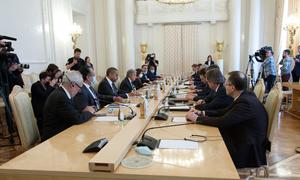 Le Secrétaire général de l'ONU, António Guterres, et sa délégation (à gauche) rencontrent le ministre russe des Affaires étrangères, Sergey Lavrov, à Moscou.