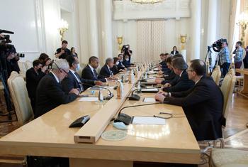 Secretário-geral da ONU, António Guterres e sua delegação (à esquerda) em encontro com ministro russo Sergey Lavrov. 