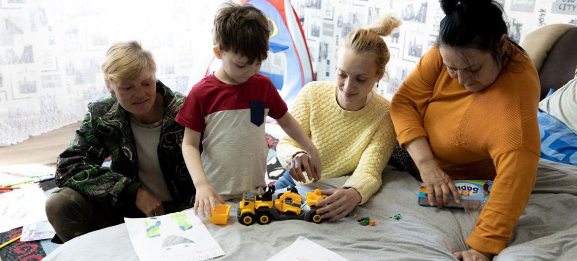 यूक्रेन में युद्ध के दौरान बड़ी संख्या में लोग अपने घर से विस्थापित हुए हैं, जिससे बच्चों की पढ़ाई पर असर हुआ है.