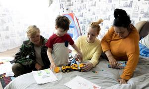 Артур, его сестра Миранда, их бабушка Надежда Александровна и Лариса Николаевна, приютившая семью вынужденных переселенцев у себя дома в селе Пивольное Днепропетровской области. 