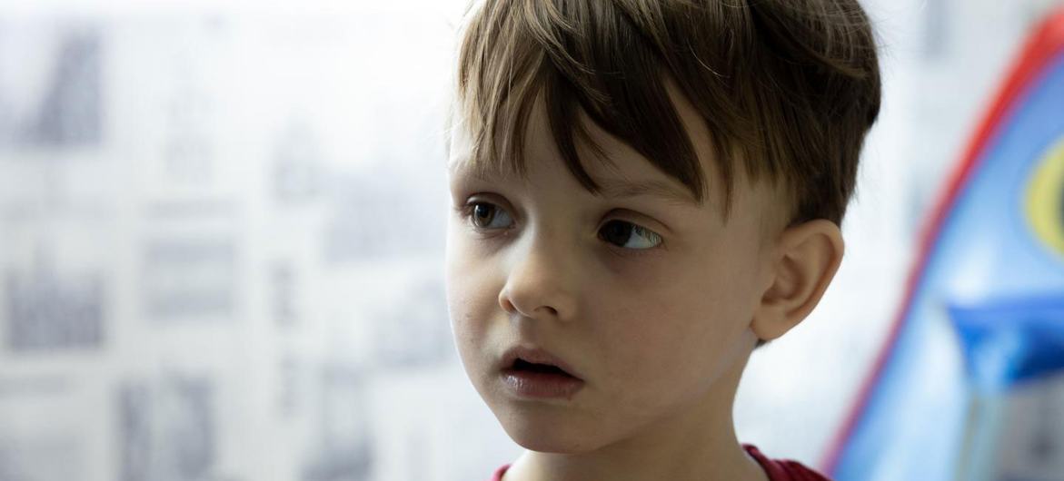 来自乌克兰马里乌波尔 (Mariupol) 的 5 岁小男孩阿瑟（ Arthur） 在经历了饥饿和家乡城市的轰炸后，仍蒙受着创伤。