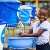 Jovem lava as mãos na República Democrática do Congo, uma das medidas de prevenção contra o vírus