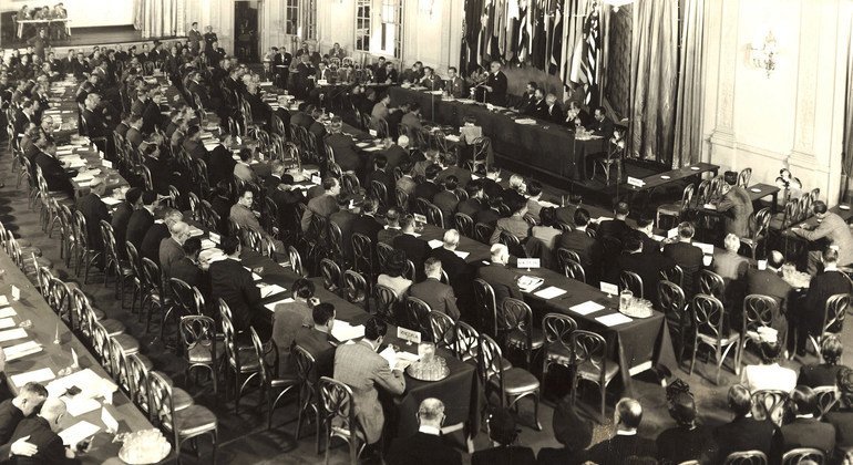دبلوماسيون يجتمعون في شيكاغو عام 1944 حيث قاموا بصياغة اتفاقية بشأن الطيران المدني الدولي.