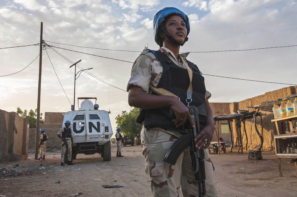 Une Casque bleue de la MINUSMA en patrouille à Gao, au Mali.