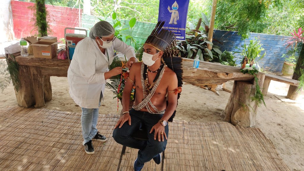 أحد السكان الأصليين في البرازيل يتلقى تطعيمه ضد فيروس كورونا COVID-19.
