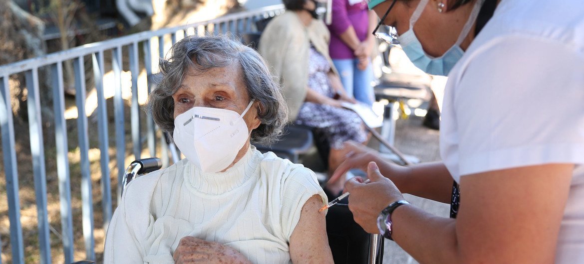 سيّدة مسنة تتلقى اللقاح ضد كوفيد-19 في كوستا ريكا.