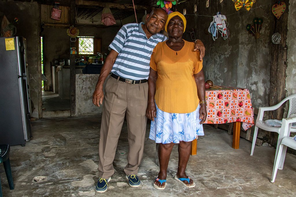Un refugiado colombiano con su mujer ecuatoriana en su casa de San Lorenzo, en Ecuador.