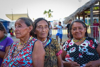 Mulheres da comunidade de refugiados indígenas Warao da Venezuela participam de uma sessão educacional sobre a Covid-19 no Brasil