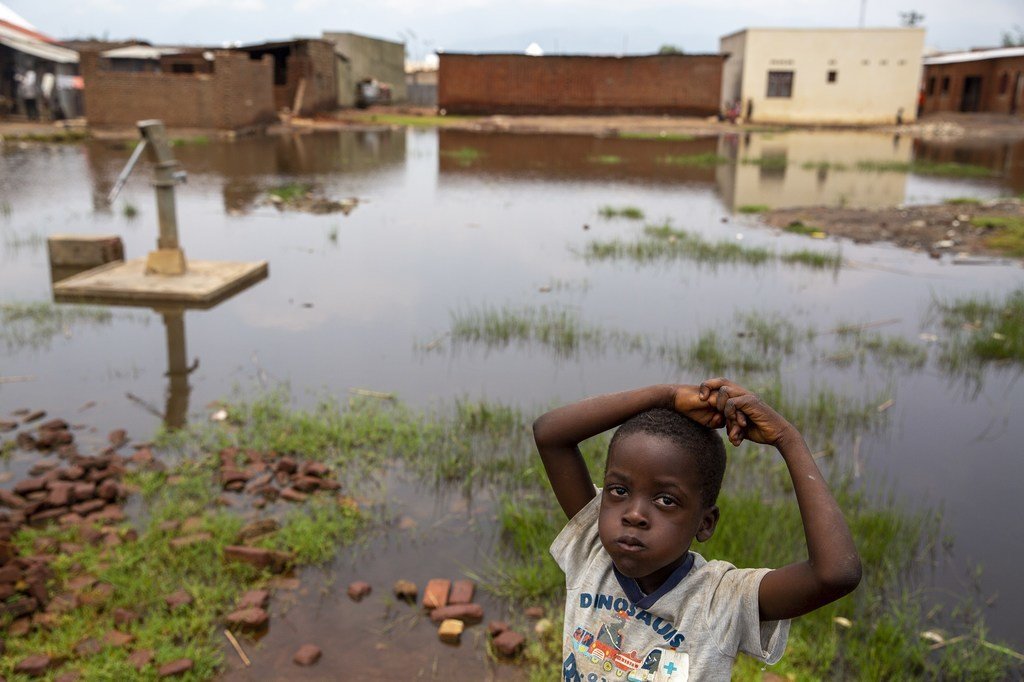在布隆迪布琼布拉附近的加通巴，一个孩子站在被洪水包围的水泵旁。