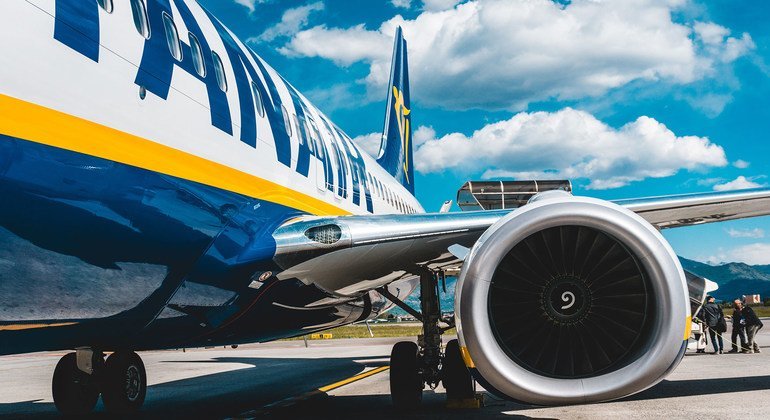 Passageiros embarcam em voo da Ryanair na pista de um aeroporto na Itália.  (Foto de arquivo).
