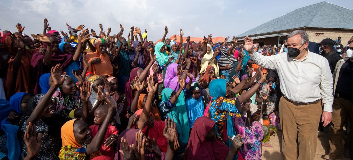 Guterres durante visita a um Campo de Deslocados Internos no estado de Borno, na Nigéria