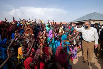 Le Secrétaire général de l'ONU António Guterres (à droite) visite le camp de déplacés de Gubio, dans l'Etat de Borno, au Nigéria.