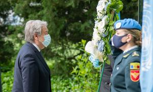Le Secrétaire général de l'ONU  António Guterres (à gauche) dépose une gerbe de fleurs en hommage aux Casques bleus qui ont perdu la vie au service de l'ONU.