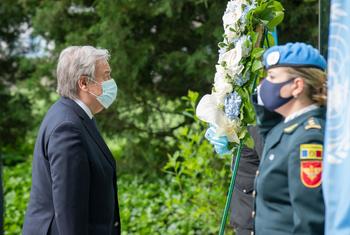 Le Secrétaire général de l'ONU  António Guterres (à gauche) dépose une gerbe de fleurs en hommage aux Casques bleus qui ont perdu la vie au service de l'ONU.