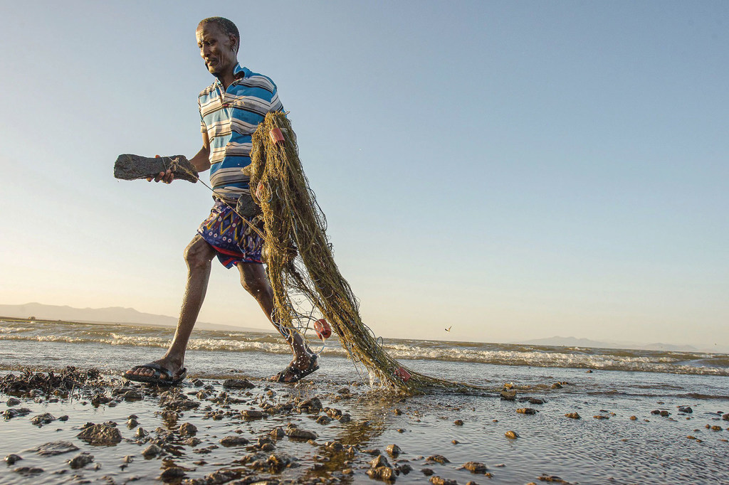 Un pescador local en Kenia que depende del pescado para alimentarse y ganarse la vida.