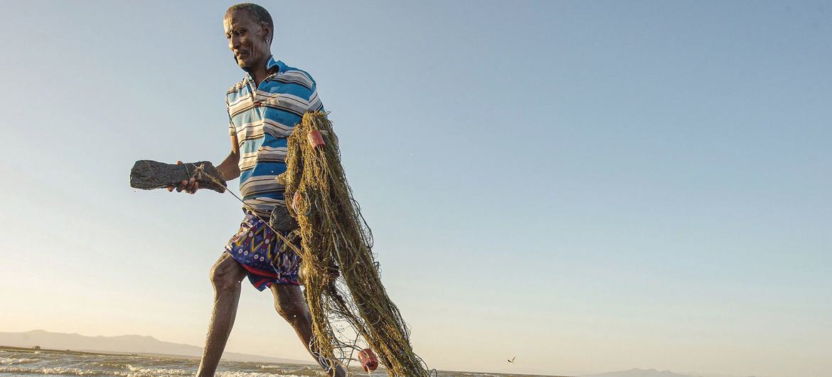 Местный рыбак в Кении зависит от рыбы как от еды и средств к существованию.