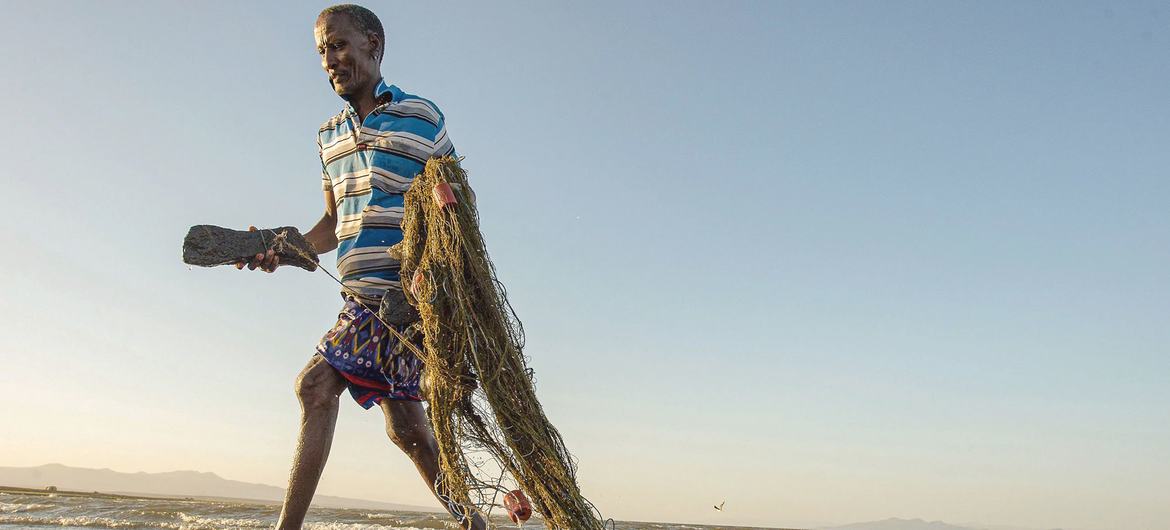 Un pêcheur local au Kenya qui dépend du poisson pour se nourrir et gagner sa vie.