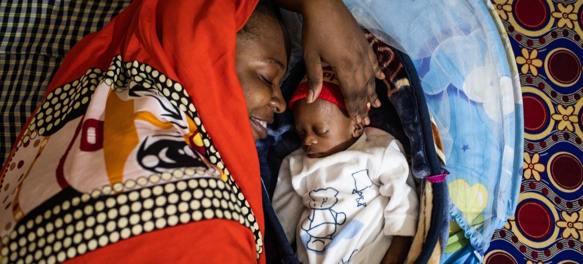 (من الأرشيف) من خلال برامج دعم الأم التي تقدمها اليونيسف، تقوم مبيني بممارسة طرق التلامس الجلدي والرضاعة الطبيعية لمساعدة طفلها المبتسر على النمو بصحة جيدة في المنزل.