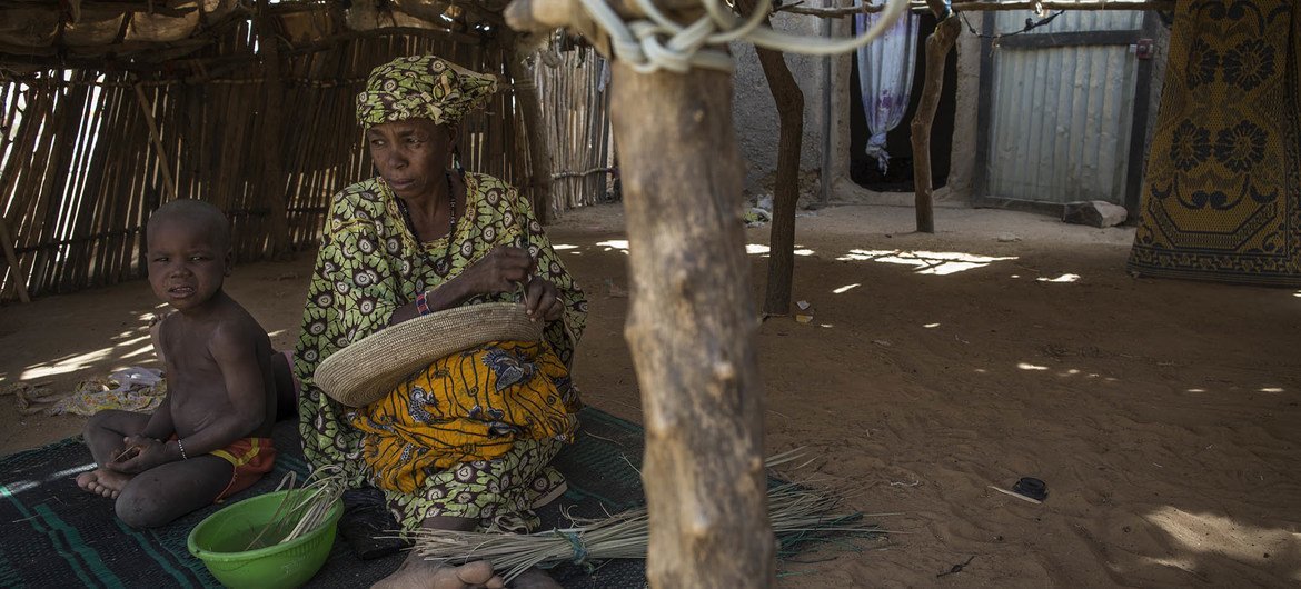 Scènes de la vie quotidienne dans un village de déplacés dans la région de Mopti, dans le centre du Mali