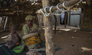 Scènes de la vie quotidienne dans un village de personnes déplacées dans la région de Mopti, dans le centre du Mali.