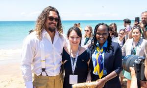 الممثل والمدافع عن شؤون المحيطات جيسون موموا (إلى اليسار) يلتقي بمناصرين شباب على شاطئ كاركافيلوس في لشبونة، البرتغال في قمة الأمم المتحدة للمحيط.