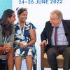 联合国秘书长安东尼奥·古特雷斯（右）在葡萄牙里斯本举行的联合国海洋会议青年与创新论坛上与青年气候倡导者交谈。