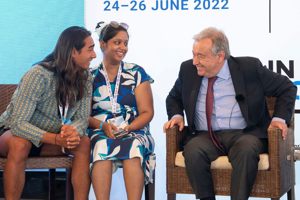 الأمين العام للأمم المتحدة أنطونيو غوتيريش (يمين) يتحدث مع شباب من مناصري المناخ في منتدى الشباب والابتكار على هامش مؤتمر الأمم المتحدة للمحيطات في لشبونة، البرتغال.