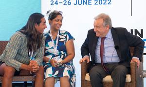 Генеральный секретарь ООН Антониу Гутерриш беседует с молодыми защитниками климата на Молодежной и инновационном форуме.
