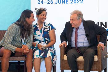 联合国秘书长安东尼奥·古特雷斯（右）在葡萄牙里斯本举行的联合国海洋会议青年与创新论坛上与青年气候倡导者交谈。