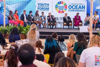 Secretário-Geral António Guterres fala aos jovens em fórum na praia de Carcavelos. 