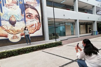 طالبتا تمريض تلتقطان الصور أمام لوحة جدارية في المكسيك.