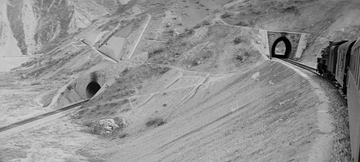 Le chemin de fer trans-iranien se dirige vers un tunnel.