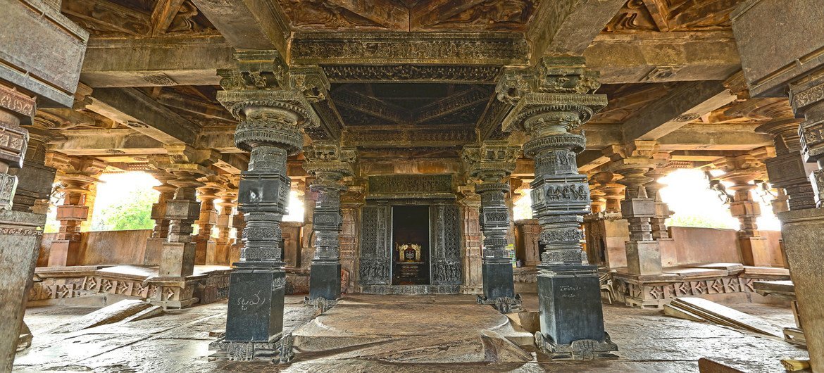 Mandapa à l'intérieur du temple Ramappa en Inde.