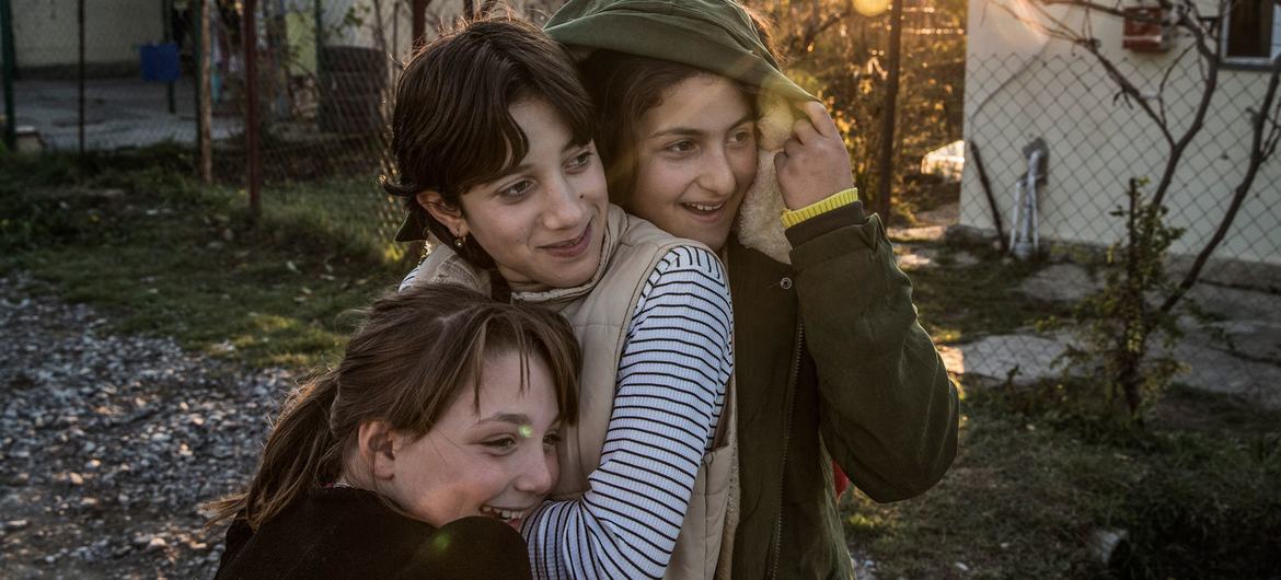 Девочки у центра психосоциальной поддержки в поселке для вынужденных переселенцев в Шавшвеби, Грузия. 