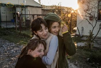 Девочки у центра психосоциальной поддержки в поселке для вынужденных переселенцев в Шавшвеби, Грузия. 