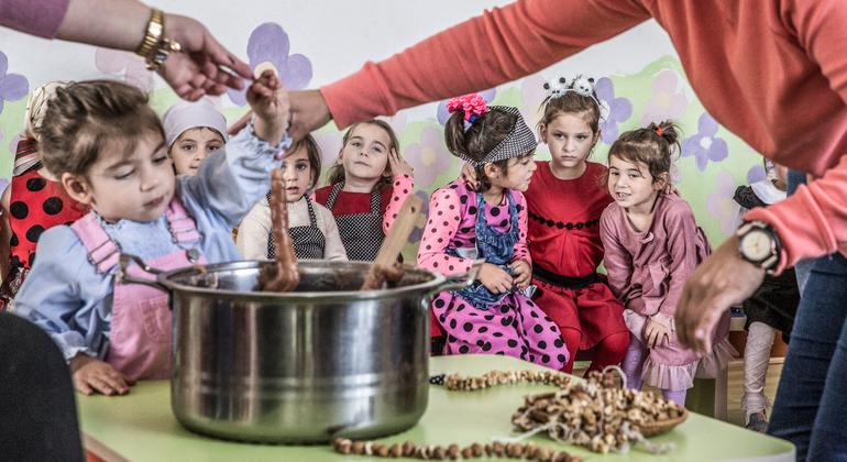 Les élèves de maternelle préparent la chorchella, une collation géorgienne traditionnelle de pâte de raisin et de noix, lors d’une célébration automnale dans la colonie de Tsilkani.