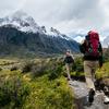 Dos excursionistas recorren las montañas de Chile.