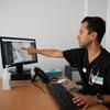 Médico mostra imagem de uma lesão de varíola em sua tela de computador em uma clínica de saúde sexual em Lisboa, Portugal