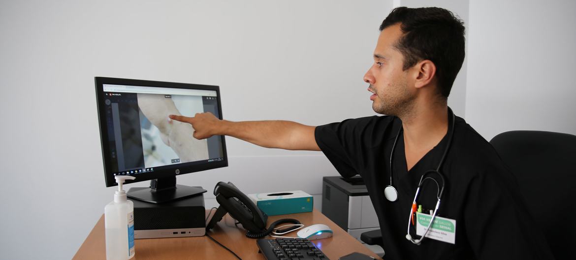 طبيب يعمل في عيادة للصحة الجنسية في لشبونة، البرتغال ، ينظر إلى صورة مريض مصاب بجدرى القردة على شاشة جهاز الكمبيوتر الخاص به.