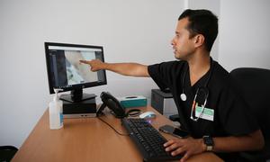 पुर्तगाल में लिस्बन के एक यौन स्वास्थ्य क्लिनिक के डॉक्टर अपने कम्प्यूटर स्क्रीन पर मंकीपॉक्स की छवि देख रहा है.