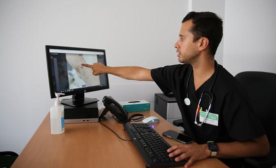 Un médico observa una imagen de una lesión de viruela del mono en la pantalla de su ordenador en una clínica de salud sexual en Lisboa, Portugal.