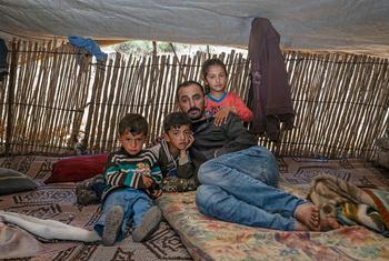 这个巴勒斯坦家庭在被以色列军队强行从家中赶走后，住在约旦河西岸的一个帐篷里。