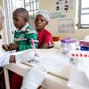 Une mère et son fils de neuf ans, tous deux séropositifs, se rendent dans un dispensaire à Mubende, en Ouganda.