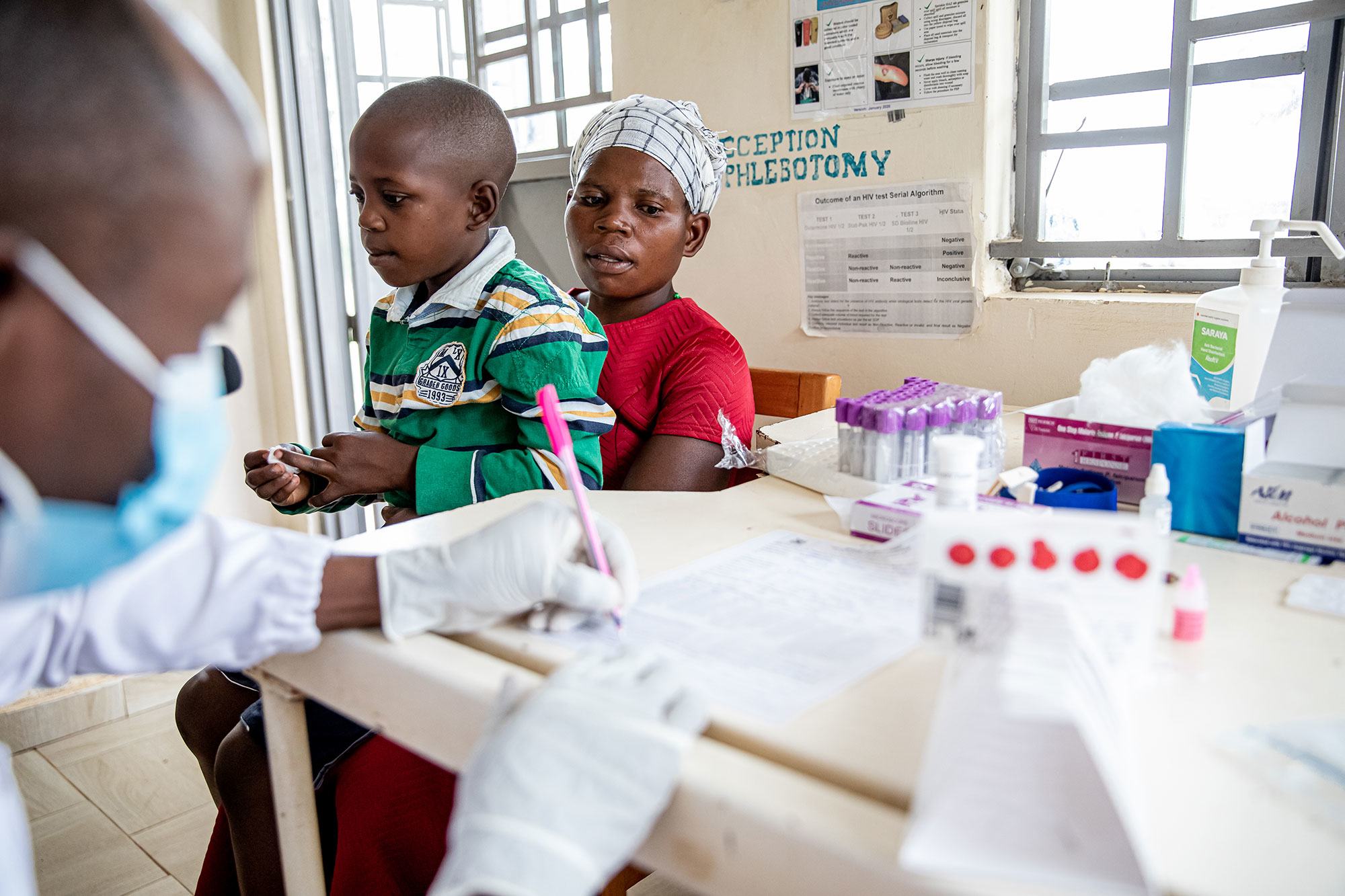 یک مادر و پسر نه ساله اش که هر دو HIV مثبت هستند، از یک کلینیک بهداشتی در موبنده، اوگاندا بازدید می کنند.