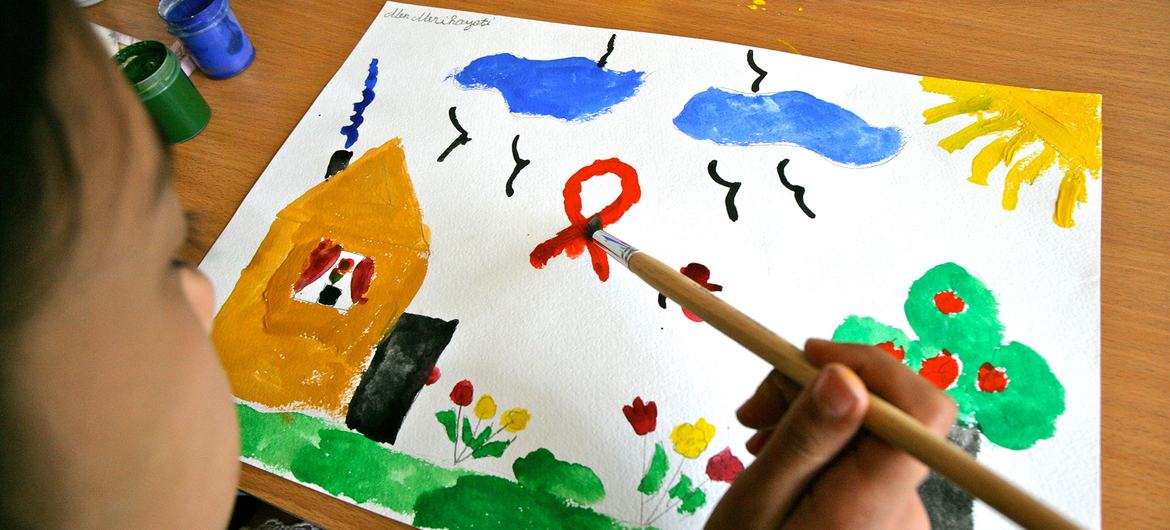Una niña de nueve años, portadora del VIH, dibujando en un centro de día que cuenta con el apoyo de UNICEF. La institución ofrece atención psicosocial en Tashkent, Uzbekistán.