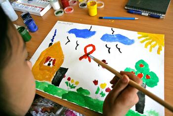 فتاة تبلغ من العمر تسع سنوات ، مصابة بفيروس نقص المناعة البشرية، ترسم في مركز للرعاية النهارية تدعمه اليونيسف والذي يقدم الرعاية النفسية والاجتماعية في طشقند، أوزبكستان.