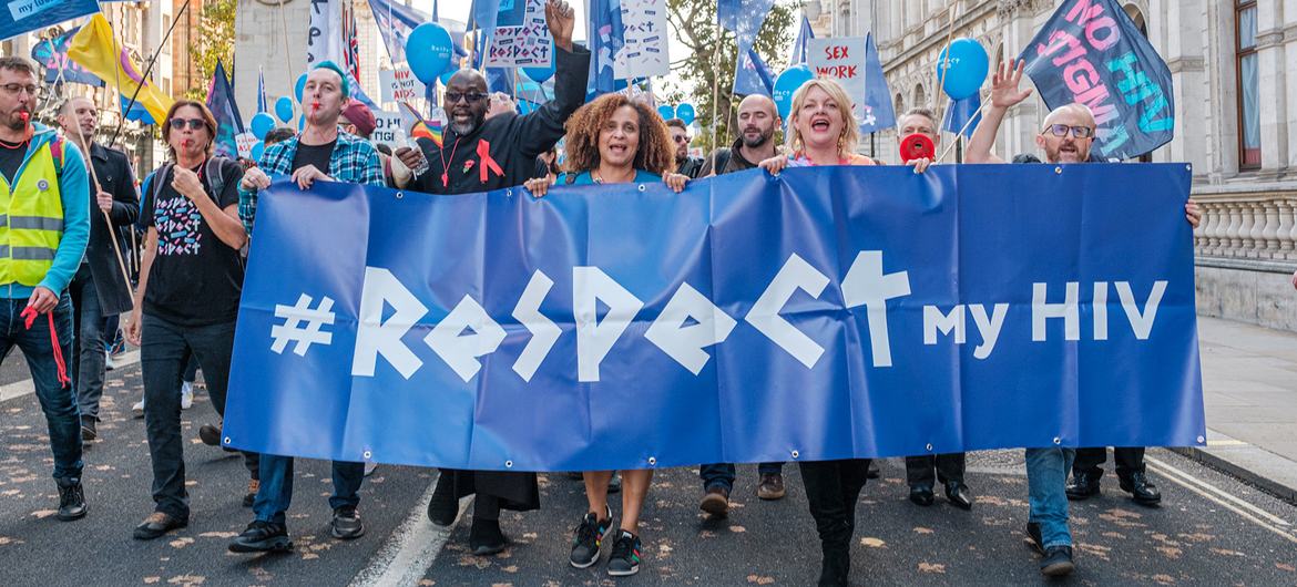 2021 年 10 月，在伦敦市中心举行了一场面向不同的艾滋病毒感染者的社区游行，主题为“尊重我的艾滋病毒”。