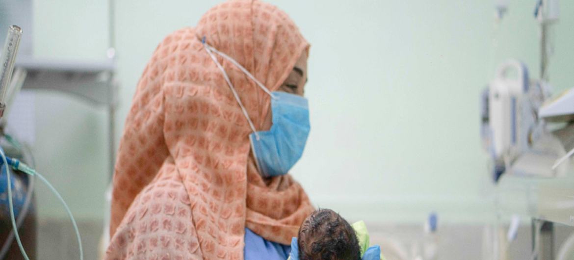 عاملة في المجال الصحي تعتني بالأطفال حديثي الولادة في قسم الأطفال حديثي الولادة الذي يدعمه صندوق الأمم المتحدة للسكان في مستشفى الشعب في عدن، اليمن.