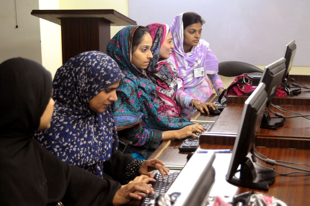 在巴基斯坦，女学生在学习计算机技能。