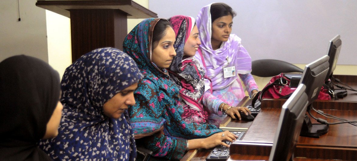 पाकिस्तान में छात्राएँ कम्पयूटर सीख रही हैं. 